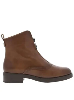 Boots en cuir cognac à talon décroché bas avec un zip sur le devant