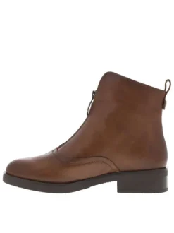 Boots en cuir cognac à talon décroché bas avec un zip sur le devant