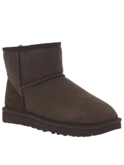 Boots en cuir marron à talon plat avec une doublure en fourrure