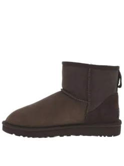 Boots en cuir marron à talon plat avec une doublure en fourrure