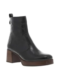 Boots en cuir noires à semelle à talon décroché haut avec une languette