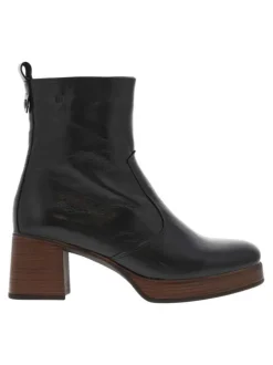 Boots en cuir noires à semelle à talon décroché haut avec une languette