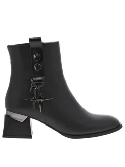 Boots en cuir noires à talon moyen, à zip et avec décors en acier
