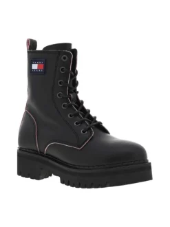 Boots en cuir noires à talon plat avec détails de couleur rose au niveau des coutures