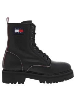 Boots en cuir noires à talon plat avec détails de couleur rose au niveau des coutures