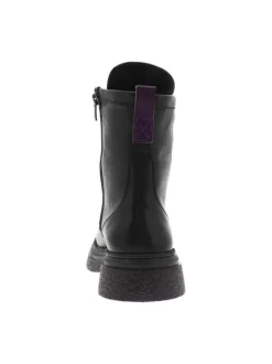 Boots en cuir noires à talon plat avec languette arrière violette pour faciliter la mise aux pieds