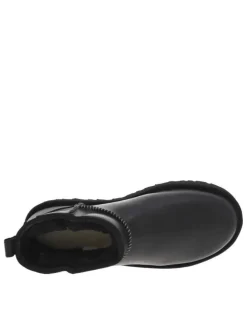 Boots en cuir noir mat à talon plat avec une semelle cranté et à slip-on