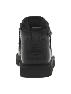 Boots en cuir noir mat à talon plat avec une semelle cranté et à slip-on