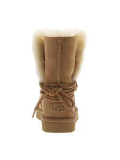 Boots en cuir taupe à talon plat cranté avec des lacets ronds