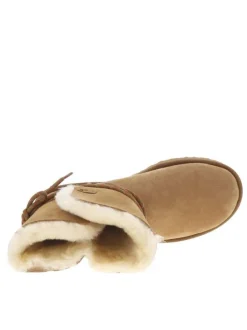 Boots en cuir taupe à talon plat cranté avec des lacets ronds