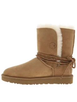 Boots en cuir taupe à talon plat cranté avec des lacets ronds
