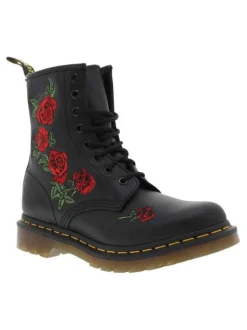 Boots noirs en cuir brodées de roses rouges sur l'extérieur avec languette d'aisance et lacets tressés noirs