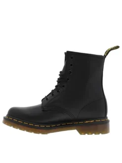 Boots noirs en cuir brodées de roses rouges sur l'extérieur avec languette d'aisance et lacets tressés noirs