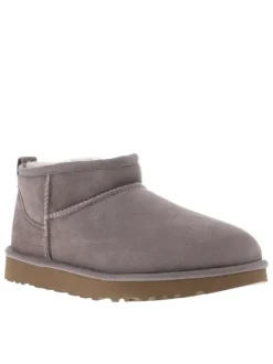 Boots rose à talon plat, fourrées avec tirette arrière et étiquette de la marque