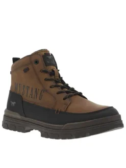 Bottines cognac à talon plat avec un logo imprimé sur le côté