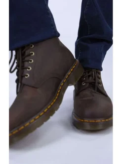 Bottines en cuir marron à talon décroché bas avec des lacets ronds