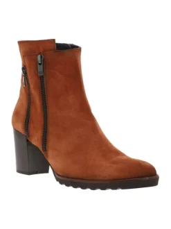 Bottines en cuir suède brique à semelle avant patinée, talon décroché haut et à zip latéraux
