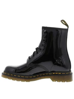 Bottines noire en cuir enduit à talon décroché bas avec des lacets ronds