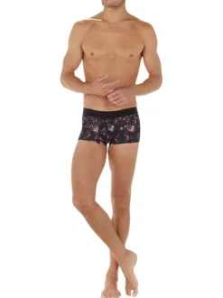 Boxer court noir fleuri avec une coupe près du corps et une taille élastiquée