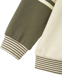 Cardigan boutonné en coton écru avec un col rond et des manches longues kakis