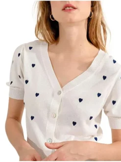 Cardigan blanc avec des cœurs imprimés et une coupe droite à col v