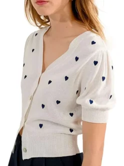 Cardigan blanc avec des cœurs imprimés et une coupe droite à col v