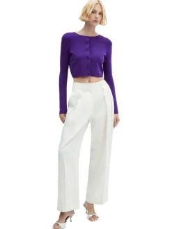 Cardigan boutonné violet avec une coupe cropped et un col rond