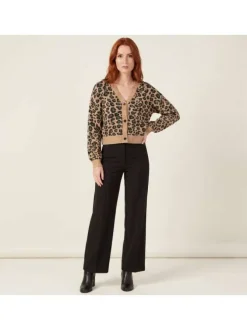 Cardigan camel léopard avec une coupe ajustée à col v et des manches longues
