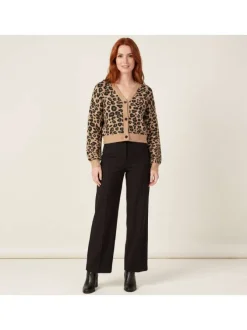 Cardigan camel léopard avec une coupe ajustée à col v et des manches longues