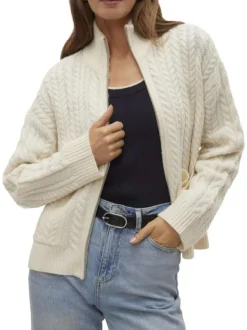 Cardigan écru en maille torsadée avec une coupe droite et un col montant