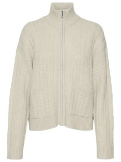 Cardigan écru en maille torsadée avec une coupe droite et un col montant