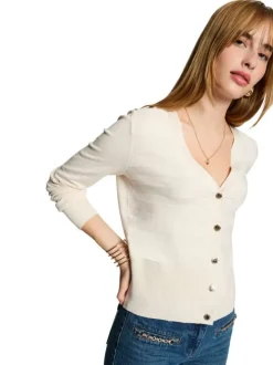 Cardigan écru rayé en maille fermé par des boutons et à col v