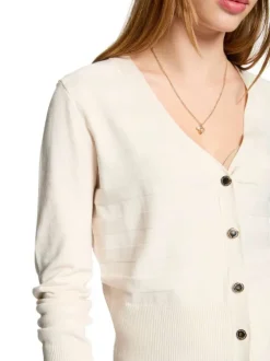 Cardigan écru rayé en maille fermé par des boutons et à col v