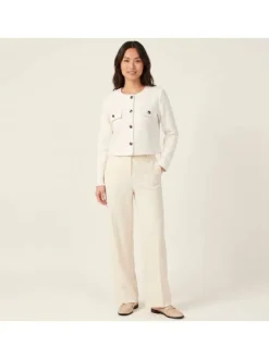 Cardigan écru uni texturé à coupe courte avec des poches à rabat à la poitrine