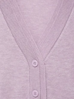 Cardigan lavande en maille fine avec un col v profond et une coupe droite