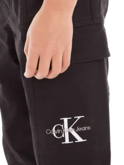 Cargo en coton noir uni avec initiales de la marque brodé sur la poche gauche