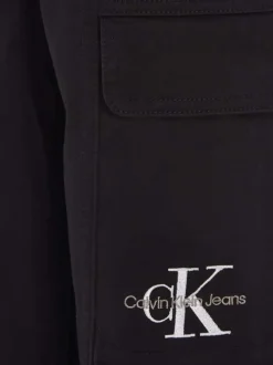 Cargo en coton noir uni avec initiales de la marque brodé sur la poche gauche
