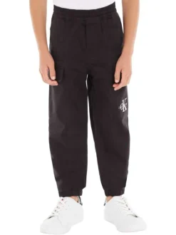 Cargo en coton noir uni avec initiales de la marque brodé sur la poche gauche