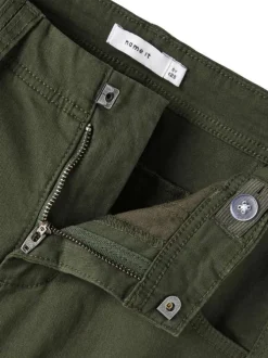 Cargo en coton vert sapin uni avec une coupe slim élastiquée aux ourlets