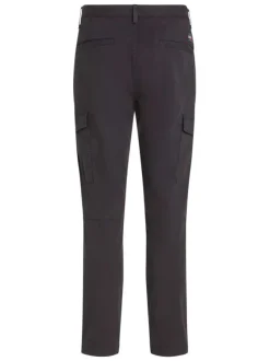 Cargo en coton biologique noir uni avec une coupe slim et poches à rabats