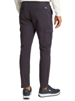 Cargo en coton biologique noir uni avec une coupe slim et poches à rabats