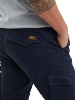 Cargo en coton marine uni avec une coupe droite et deux poches à l'italienne