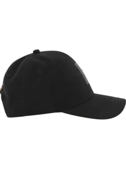 Casquette noire unie pourvue du patch de la marque à l'avant