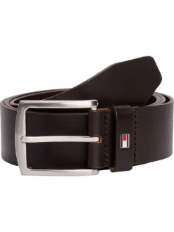 Ceinture en cuir marron avec une boucle métallique rectangulaire argentée