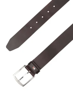 Ceinture en cuir marron avec une boucle métallique rectangulaire argentée