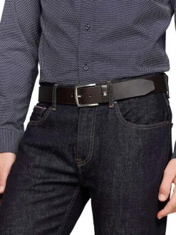 Ceinture en cuir marron avec une boucle métallique rectangulaire argentée