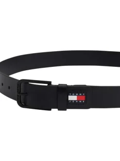 Ceinture en cuir noire avec boucle noire et logo de la marque sur le passant