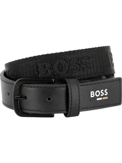 Ceinture en cuir noire unie avec une boucle carrée métallique