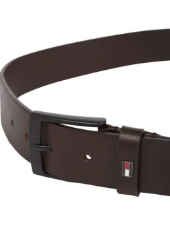 Ceinture marron unie en cuir avec logo iconique de la marque et une boucle