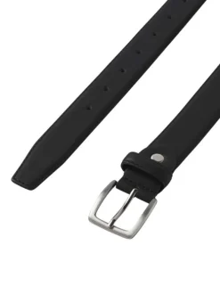 Ceinture noire unie avec une boucle argentée et un passant en simili
